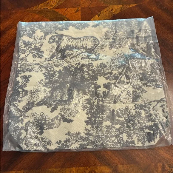 Christian Dior Tote Bag in Gray and Cream - Picture 4 of 5